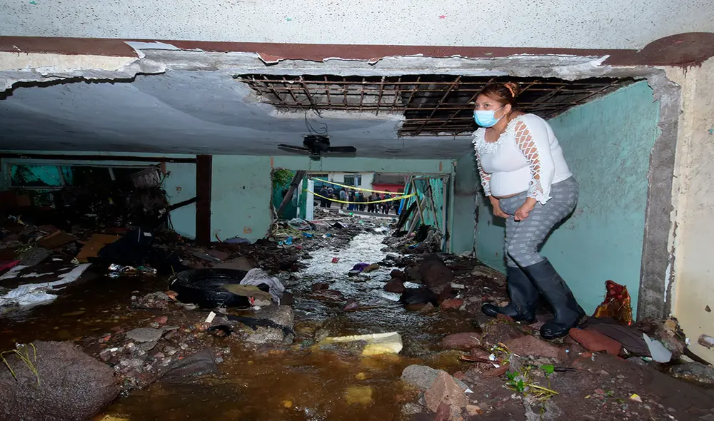 Una mujer muestra los daños en su vivienda en una colonia del municipio de Ecatepec, en el Estado de México (México), tras el paso del terremoto. Foto: EFE Una mujer muestra los daños en su vivienda en una colonia del municipio de Ecatepec, en el Estado de México (México), tras el paso del terremoto. Foto: EFE