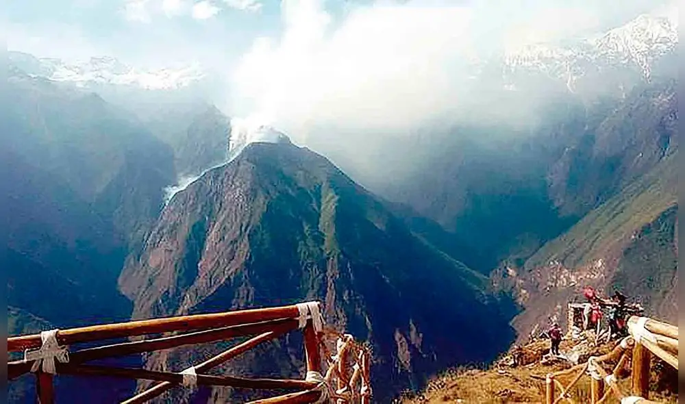 A lo lejos. La zona es inaccesible, ni siquiera helicópteros pueden llevar agua para apagar el fuego. A lo lejos. La zona es inaccesible, ni siquiera helicópteros pueden llevar agua para apagar el fuego.