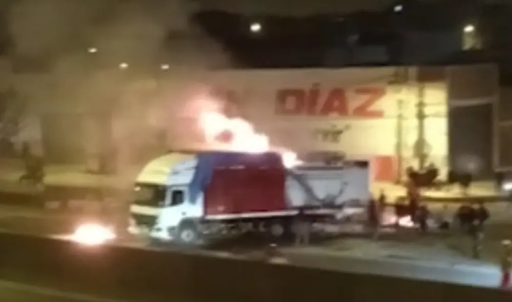 Según los bomberos, el incendio habría dejado una pérdida de más de 100.000 soles. Foto: Captura Panamericana Tv