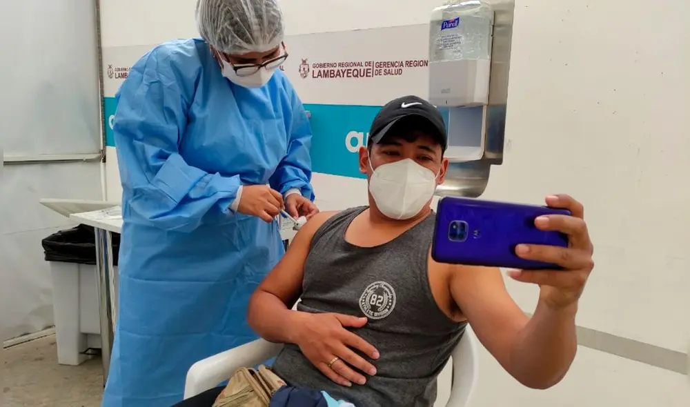 Los jóvenes se mostraron emocionados por recibir su primera dosis de la vacuna. Foto: La República. Los jóvenes se mostraron emocionados por recibir su primera dosis de la vacuna. Foto: La República.