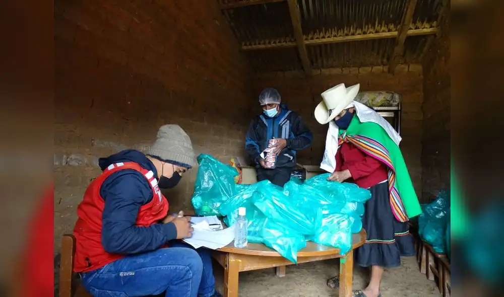 Comunidad afectada por la pandemia recibe alimentos de programa social. Foto: difusión