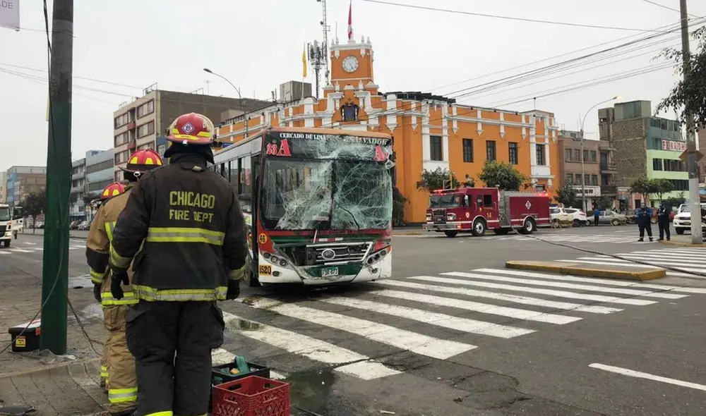 Al menos doce heridos dejó el accidente en La Victoria. Foto: URPI-LR Al menos doce heridos dejó el accidente en La Victoria. Foto: URPI-LR