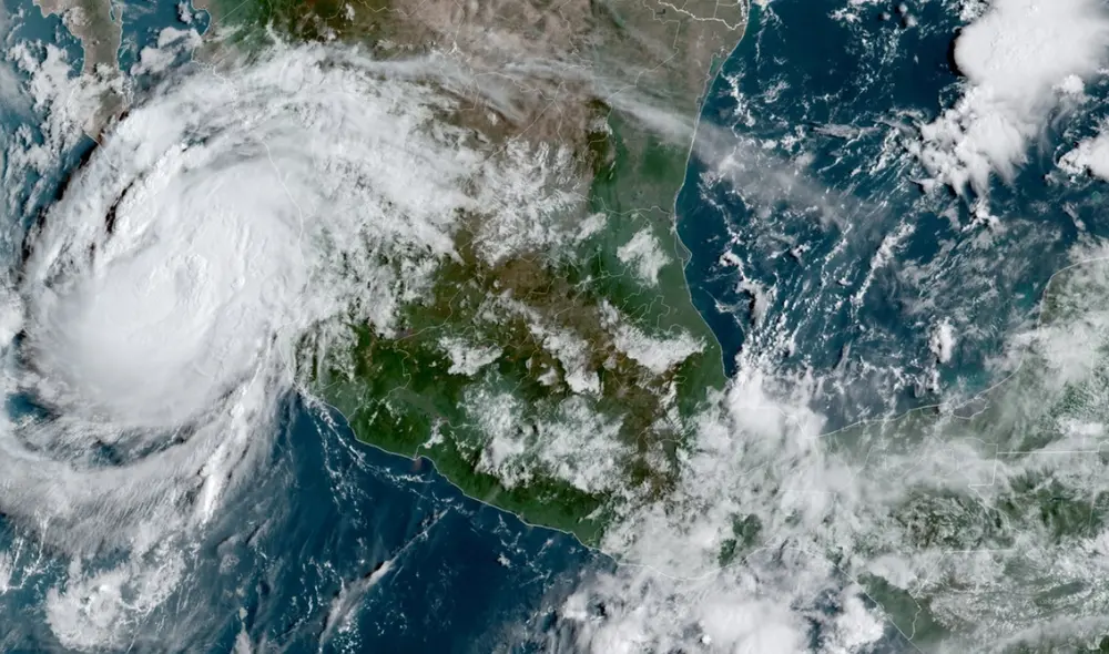 El huracán Olaf registra vientos máximos sotenidos de 150 km/h, rachas de 185 km/H y se desplaza hacia el nornoroeste a 17. km/h. Foto: NOAA
