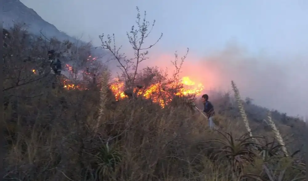Cusco: gran incendio forestal en Urubamba amenaza viviendas Cusco: gran incendio forestal en Urubamba amenaza viviendas