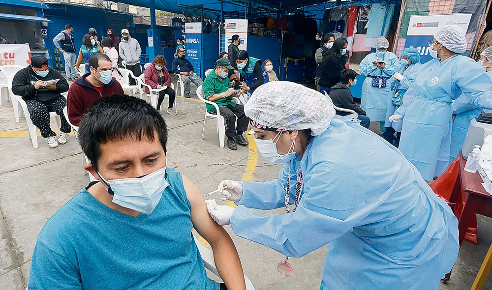 Dosis. El Minsa acelera la vacunación contra la COVID-19 al incluir a más grupos en Lima y regiones. Hoy se inmunizará a los mayores de 27 años. Foto: Félix Contreras / La República