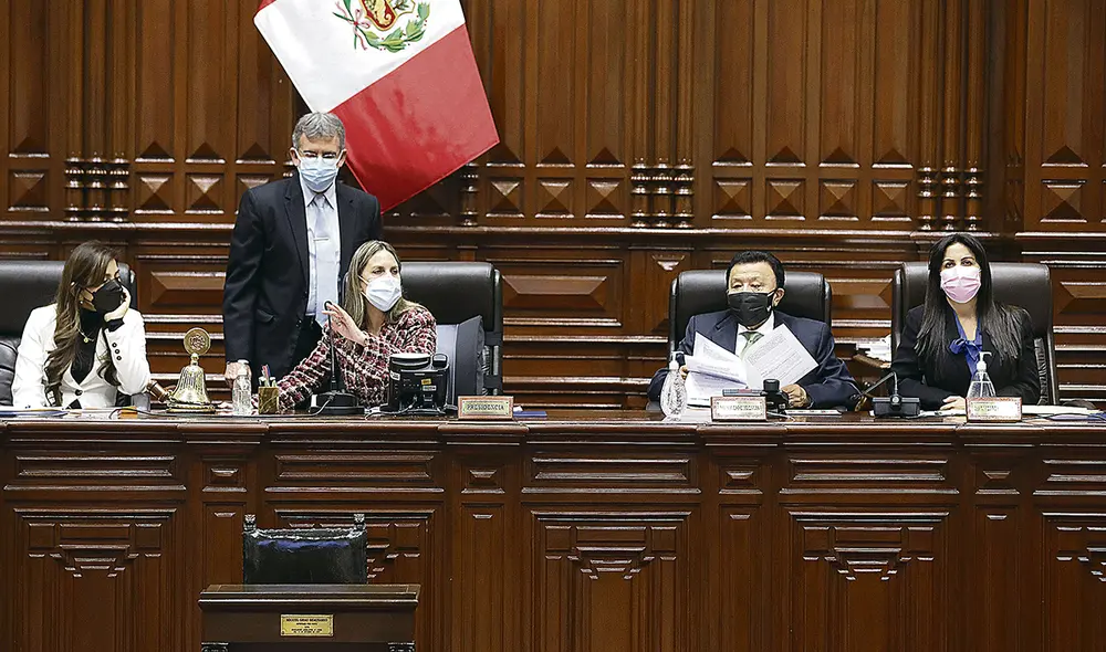 Mueven sus fichas. La titular del Congreso, María del Carmen Alva, no dirigió toda la sesión. La reemplazó el segundo vicepresidente, Enrique Wong, quien tuvo un controversial papel. Foto: Congreso