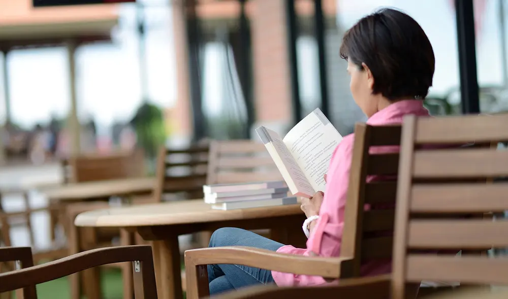 La lectura también guarda vinculación con la capacidad de relajarte y reducir el estrés. Foto: Pixabay / referencial