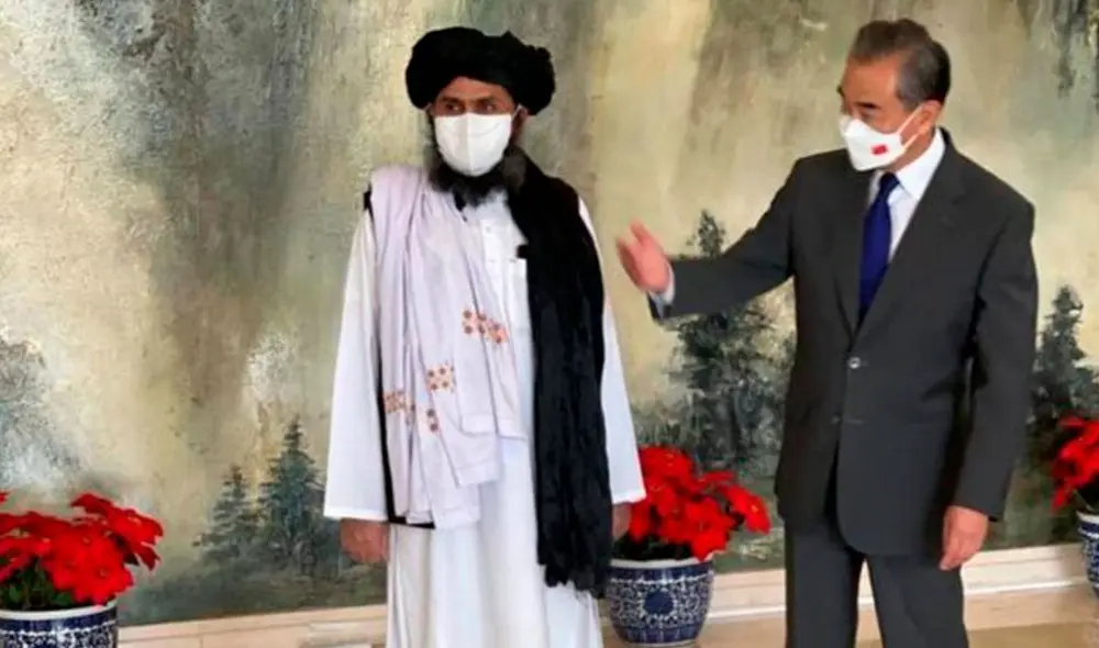 Encuentro entre el ministro de Asuntos Exteriores de China, Wang Yi, y una delegación afgana el 28 de julio de 2021. Foto: argmedios