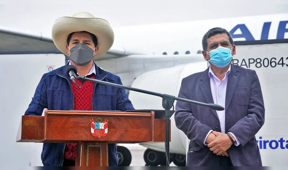 Este viernes, el presidente de la República, Pedro Castillo, y el ministro de Salud, Hernando Cevallos, recibieron cerca de tres millones de dosis de Sinopharm. Foto: Presidencia