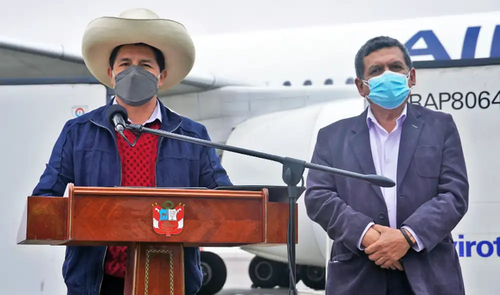 Castillo recibe 3 millones de dosis de vacunas junto a Cevallos. Foto: Presidencia