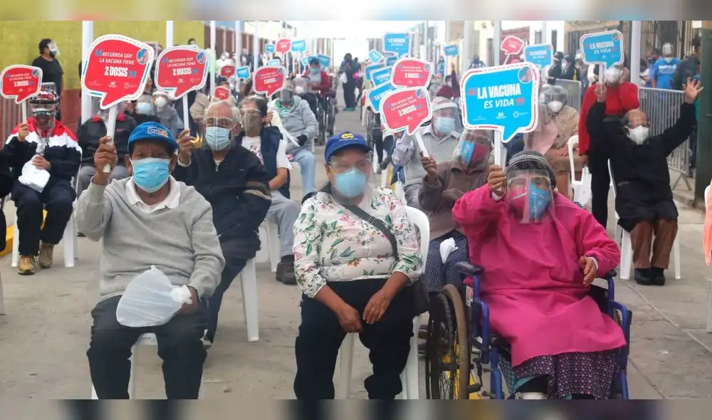 Vacunación reduce el riesgo de muerte incluso entre las poblaciones más vulnerables, como adultos mayores y pacientes con enfermedades crónicas. Foto: Antonio Melgarejo/La República Vacunación reduce el riesgo de muerte incluso entre las poblaciones más vulnerables, como adultos mayores y pacientes con enfermedades crónicas. Foto: Antonio Melgarejo/La República