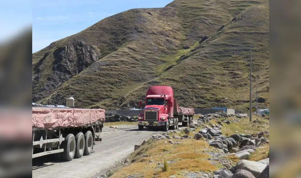 Representantes comunales decidieron retomar sus medidas de lucha bloqueando el paso de los vehículos encapsulados. Foto: La República
