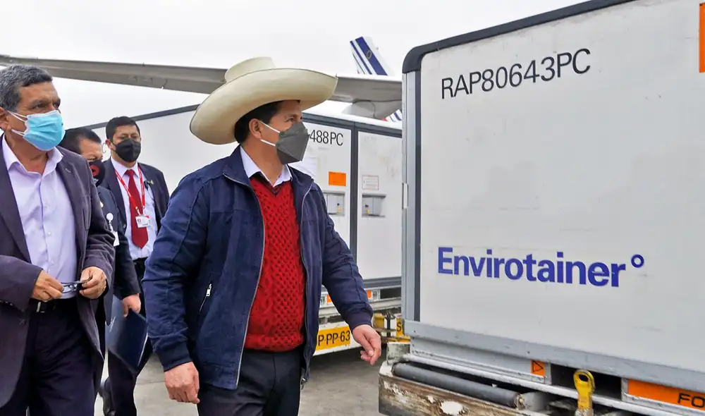 El mandatario Pedro Castillo se apersonó al Aeropuerto Internacional Jorge Chávez para supervisar nuevo lote de dosis. Foto: Ministerio de Salud El mandatario Pedro Castillo se apersonó al Aeropuerto Internacional Jorge Chávez para supervisar nuevo lote de dosis. Foto: Ministerio de Salud