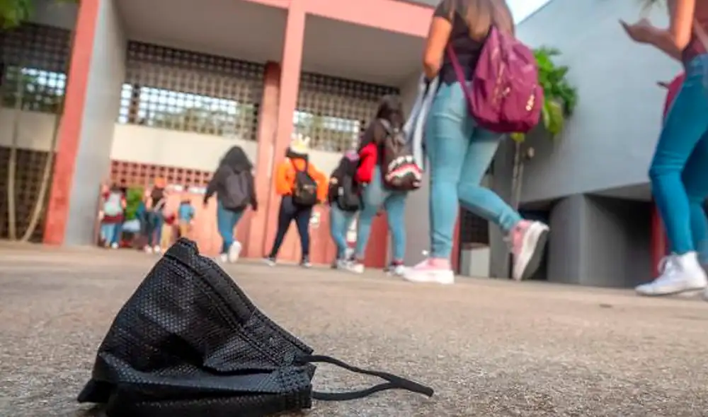 Varios padres de familia han demandado al gobernador de Florida por el veto de obligación al uso de mascarillas en las escuelas. Foto: EFE Varios padres de familia han demandado al gobernador de Florida por el veto de obligación al uso de mascarillas en las escuelas. Foto: EFE