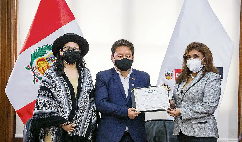 Controversia. El premier Bellido recibe el diploma "por su compromiso de trabajar para todas y todos los peruanos". Foto: Sepres