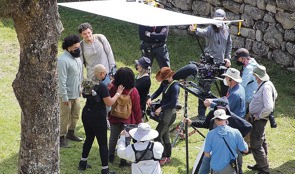 Rodaje. Ramos (polo gris) y Fishback (casaca roja) en pleno rodaje. Foto: Zaida Tecsi / La República Rodaje. Ramos (polo gris) y Fishback (casaca roja) en pleno rodaje. Foto: Zaida Tecsi / La República