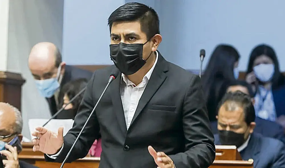 Autor. Legislador ayacuchano Alex Flores Ramírez presentó ayer la propuesta de reforma. Foto: difusión