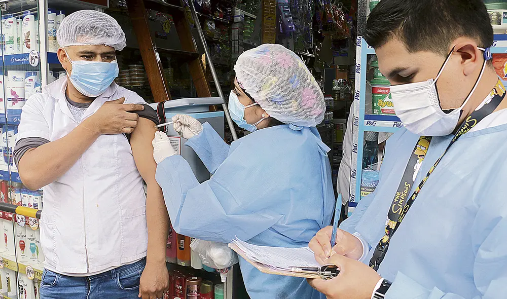 Avance. Perú tiene a más del 31% de su población protegida. Ayer se inició inmunización de los mayores de 27 años y las brigadas siguen vacunando en mercados. Foto: Karel Navarro