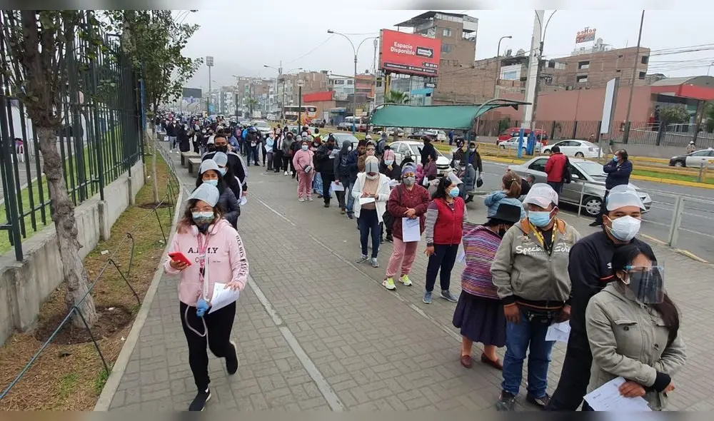 Largas colas se registran en el vacunatorio de Plaza Norte. Foto: Johann Klug/ URPI-LR Largas colas se registran en el vacunatorio de Plaza Norte. Foto: Johann Klug/ URPI-LR