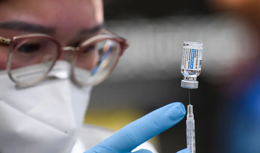 Las vacunas producen linfocitos que recuerdan al SARS-CoV-2, una protección a largo plazo. Foto: AFP