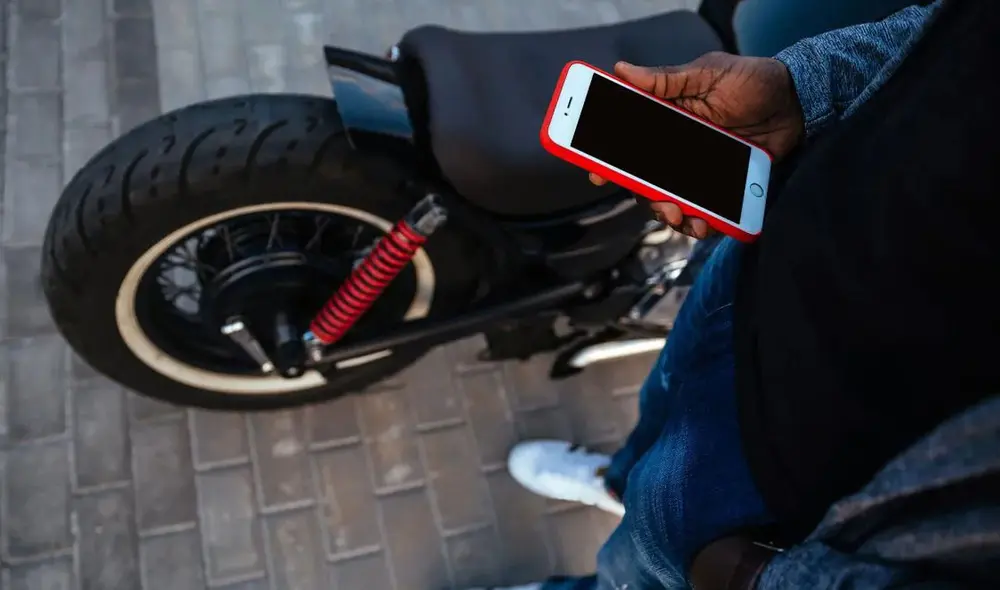 Apple recomienda no acoplar el teléfono a la moto. Foto: Computer Hoy Apple recomienda no acoplar el teléfono a la moto. Foto: Computer Hoy