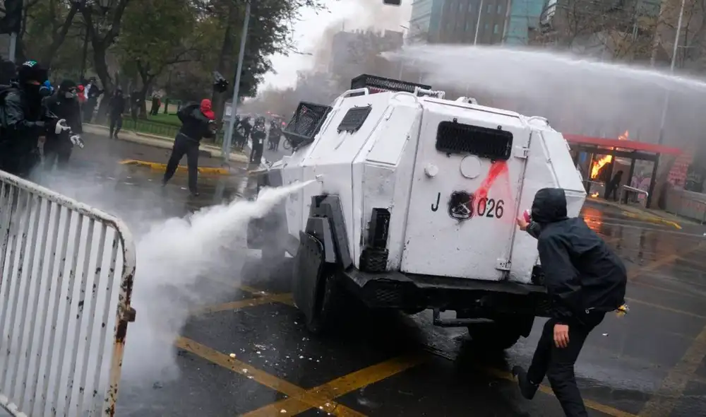 Pese a los serios altercados, la masiva macha continuó su recorrido. Foto: Agencia Uno Pese a los serios altercados, la masiva macha continuó su recorrido. Foto: Agencia Uno