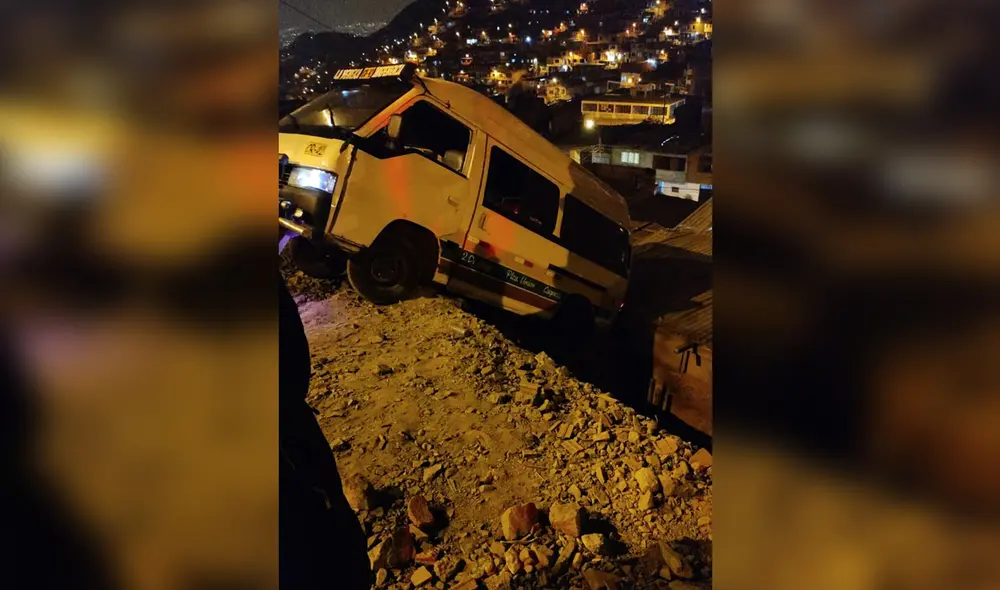 Vecinos amarraron el vehículo con una soga para evitar que se caiga por completo sobre la casa. Foto: Karla Cruz / URPI –LR Vecinos amarraron el vehículo con una soga para evitar que se caiga por completo sobre la casa. Foto: Karla Cruz / URPI –LR