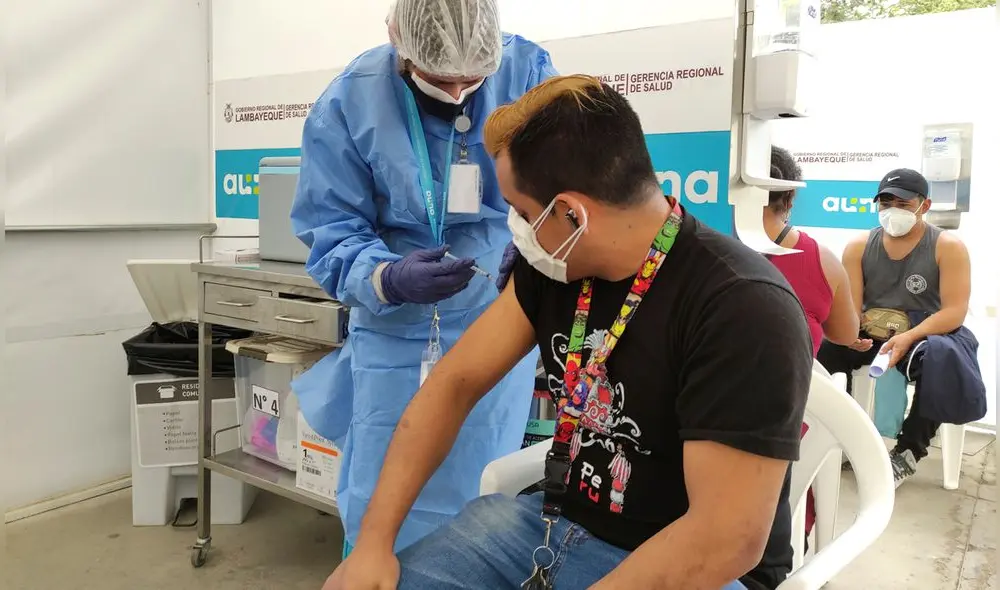 Tan pronto se anunció el nuevo grupo etario, los jóvenes acudieron a los vacunatorios. Foto: La República Tan pronto se anunció el nuevo grupo etario, los jóvenes acudieron a los vacunatorios. Foto: La República