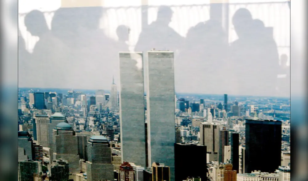 Varias personas se reflejan en una fotografía de las torres gemelas en el mirador del Empire State en Nueva York. Foto: EFE Varias personas se reflejan en una fotografía de las torres gemelas en el mirador del Empire State en Nueva York. Foto: EFE