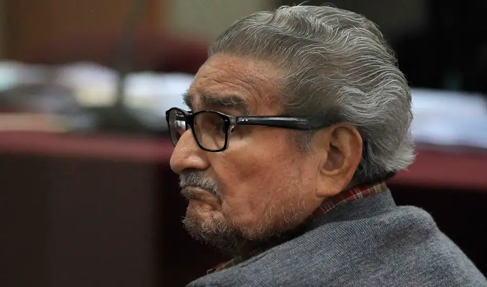 Abimael Guzmán fue condenado a cadena perpetua por delitos de lesa humanidad. Foto: archivo/EFE/Paolo Aguilar Abimael Guzmán fue condenado a cadena perpetua por delitos de lesa humanidad. Foto: archivo/EFE/Paolo Aguilar