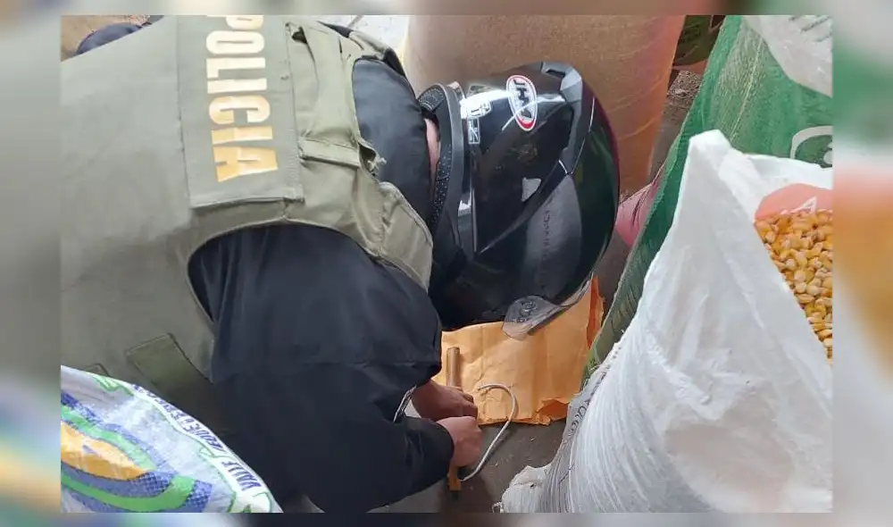 Sobre fue hallado por el comerciante en medio de unos sacos de arroz. Foto: PNP-UDEX