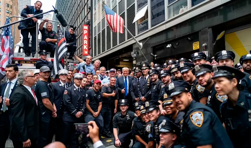 El expresidente Donald Trump visitó a los oficiales de policía de NYPD y a los bomberos del FDNY en la ciudad de Nueva York este 11 de septiembre de 2021. Foto: @DanScavino/Twitter El expresidente Donald Trump visitó a los oficiales de policía de NYPD y a los bomberos del FDNY en la ciudad de Nueva York este 11 de septiembre de 2021. Foto: @DanScavino/Twitter