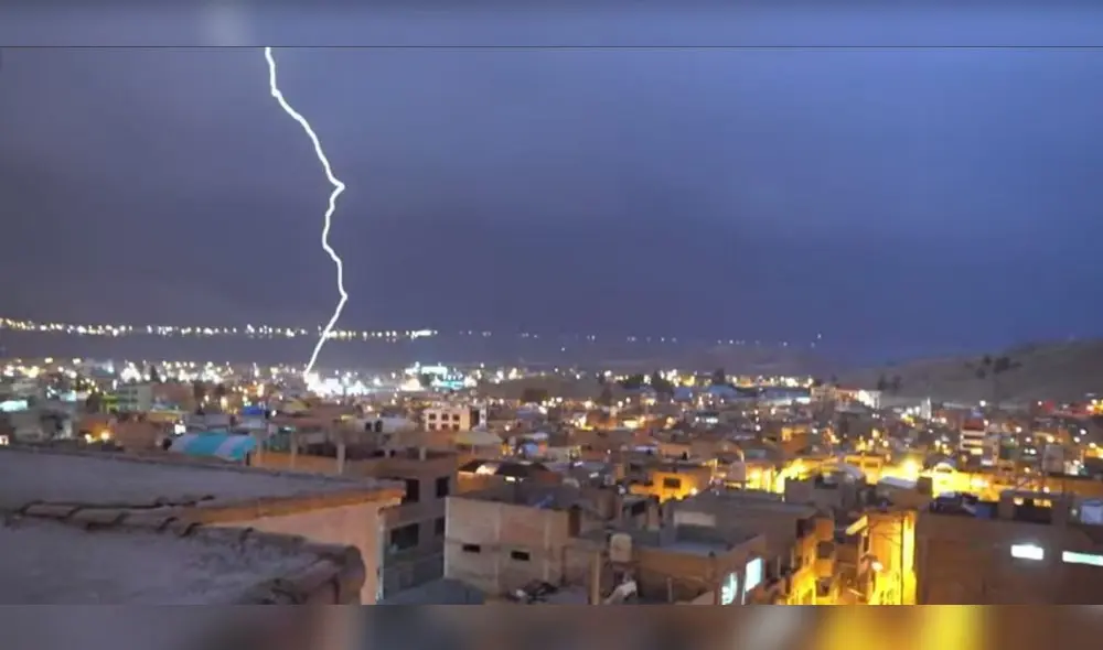 Esta noche, los rayos sorprendieron a la población puneña Foto: La República Esta noche, los rayos sorprendieron a la población puneña Foto: La República