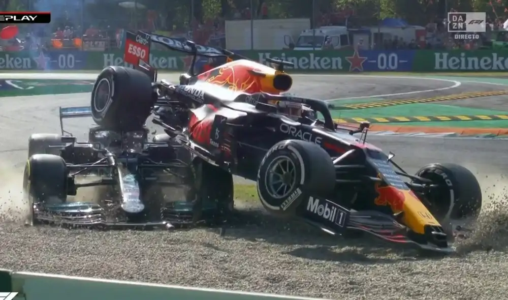 El piloto de Mercedes y el de Red Bull se encontraron en pista en la chicana 1. Foto: DAZN