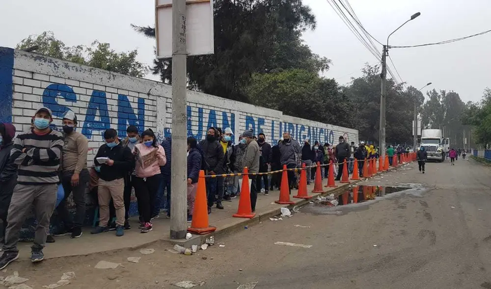 Reportaron largas colas en vacunatorio de San Juan de Lurigancho. Foto: Gianella Aguirre / URPI-LR
