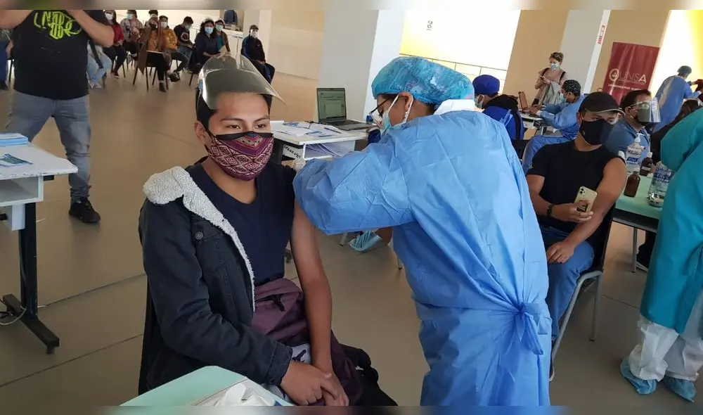 Jóvenes universitarios y de institutos acuden a inmunizarse en Arequipa. Foto: URPI / Wilder Pari