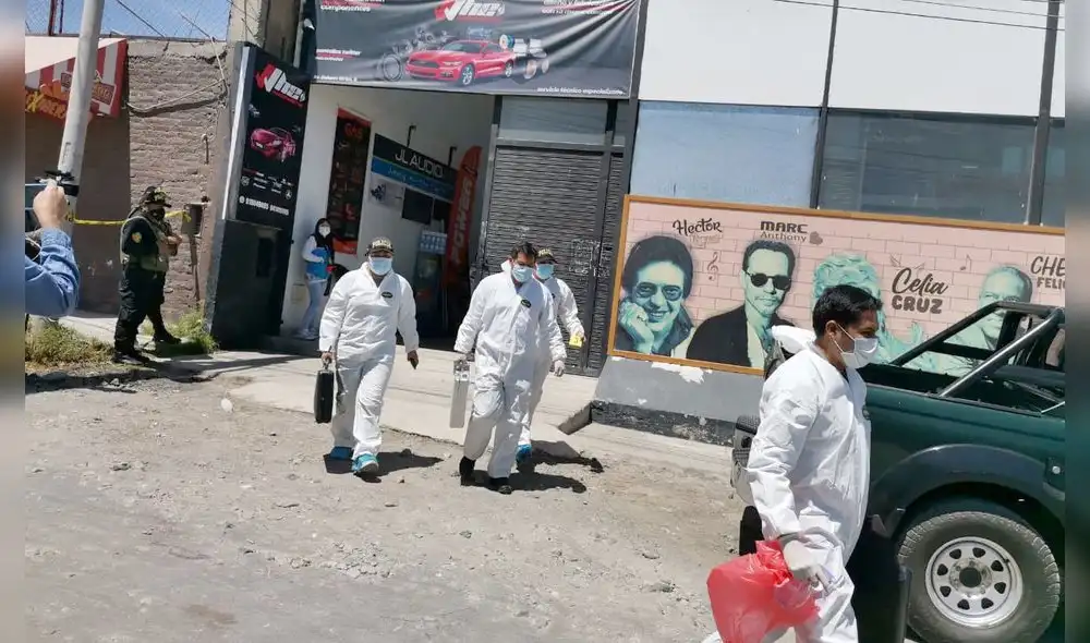 Arequipa. Ministerio Público y detectives de la Policía llegaron al lugar del crimen para iniciar investigaciones. Foto: URPI / Wilder Pari Arequipa. Ministerio Público y detectives de la Policía llegaron al lugar del crimen para iniciar investigaciones. Foto: URPI / Wilder Pari