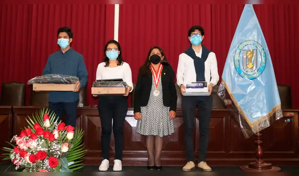 Estudiantes de la UNPRG fueron premiados tras ganar competencia de Líderes Digitales. Foto: UNPRG