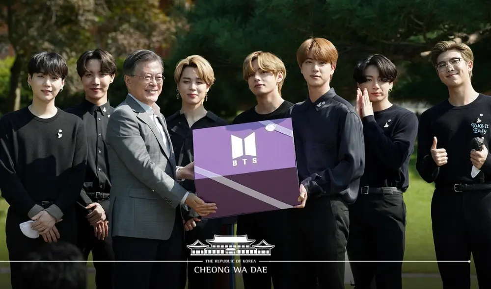 En 2020, los integrantes de BTS y el presidente Moon sostuvieron una primera reunión en la Casa Azul. Foto: Casa Azul