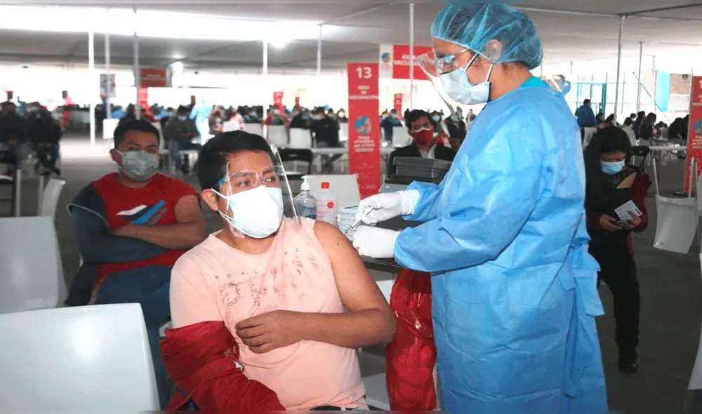 Jóvenes podrían regresar a las aulas en el 2022. Foto: Andina Jóvenes podrían regresar a las aulas en el 2022. Foto: Andina