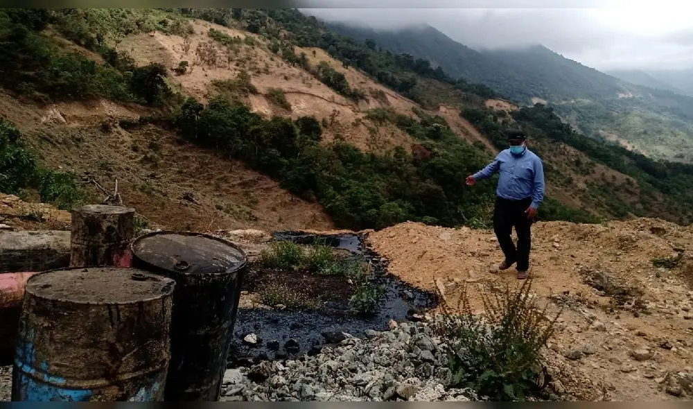 Debido a los cambios en el terreno a causa de las lluvias, algunos han caído y derramado el asfalto que contenían. Foto: Jorge Jiménez