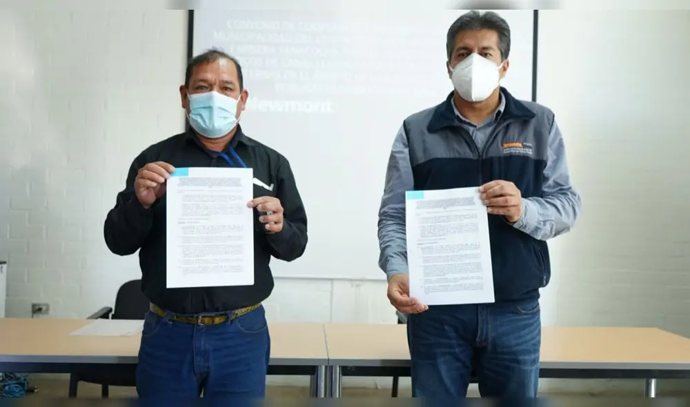 Alcalde del Huambocancha Bajo y representante de Yanacocha firman convenio para mejorar canal y carretera. Foto: Yanacocha.