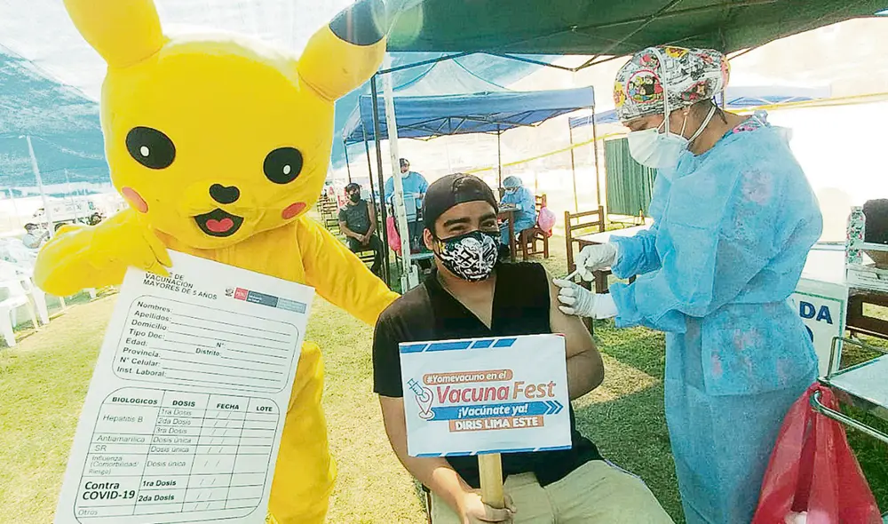 Generación noventera. Jóvenes de más de 27 años llegan con disfraces a los vacunatorios. Foto: difusión