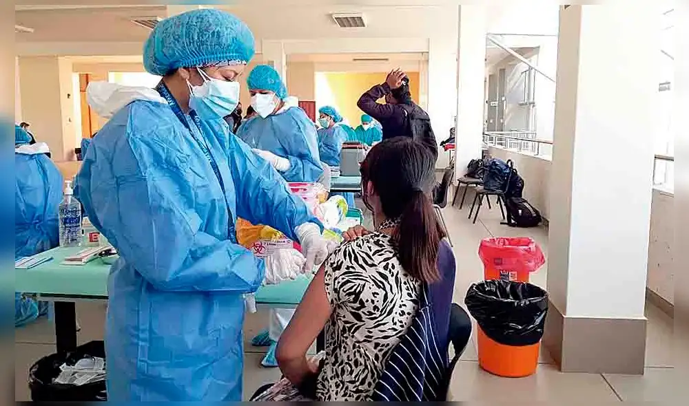 Asistencia. Ayer empezó jornada con los estudiantes de nivel superior de 23 a 28 años. Foto: URPI/Wilder Pari