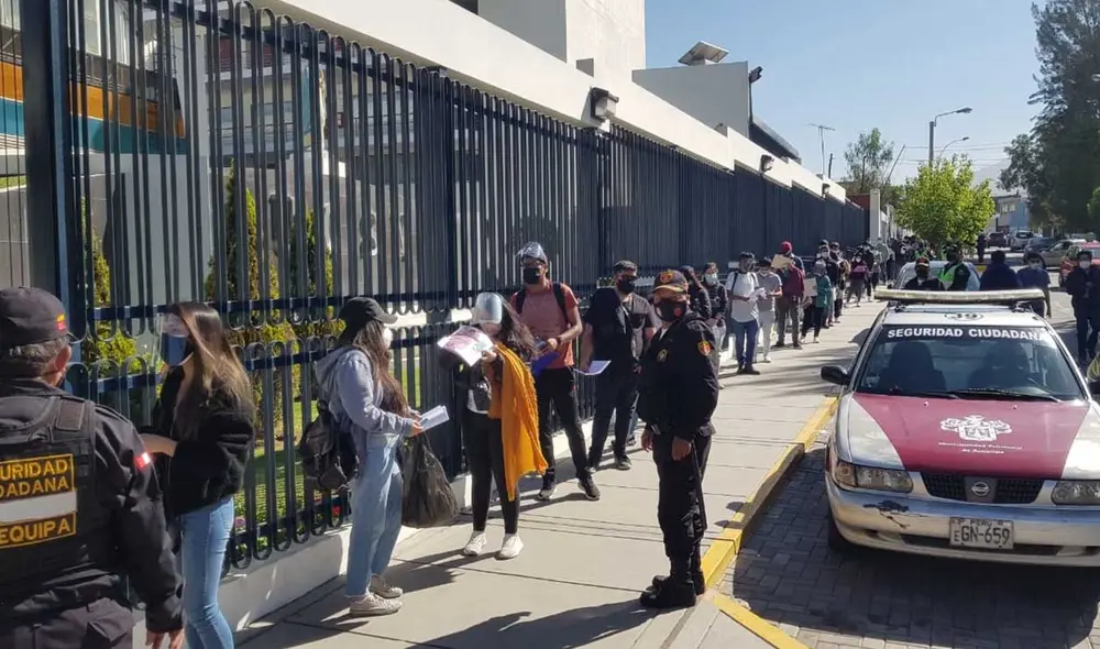 Largas colas en el punto de vacunación de la Universidad Católica de Santa María. Foto: URPI/Alexis Choque