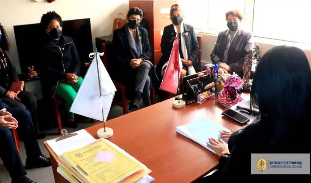 Congresistas de la República se reúnen con fiscales de la Tercera Fiscalía Provincial Penal Corporativa del Callao para hablar sobre lo que se hará con los restos de Abimael Guzmán. Foto: Ministerio Público Congresistas de la República se reúnen con fiscales de la Tercera Fiscalía Provincial Penal Corporativa del Callao para hablar sobre lo que se hará con los restos de Abimael Guzmán. Foto: Ministerio Público