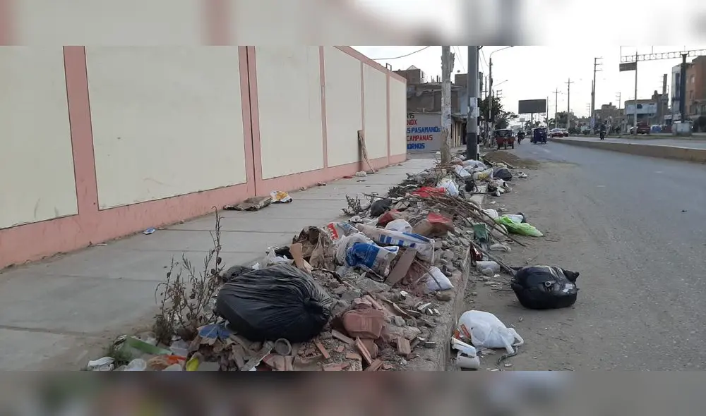 Desperdicios se acumulan en exteriores de colegio Naylamp de Chiclayo. Foto: La República