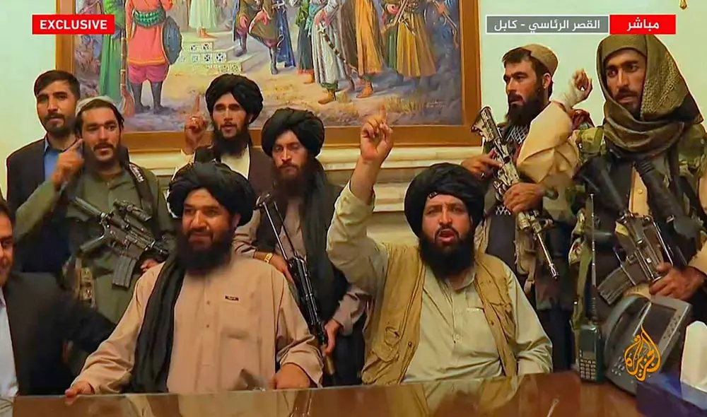 Los combatientes talibanes tomaron el control del palacio presidencial afgano el domingo 15 de agosto. Foto: AFP Los combatientes talibanes tomaron el control del palacio presidencial afgano el domingo 15 de agosto. Foto: AFP