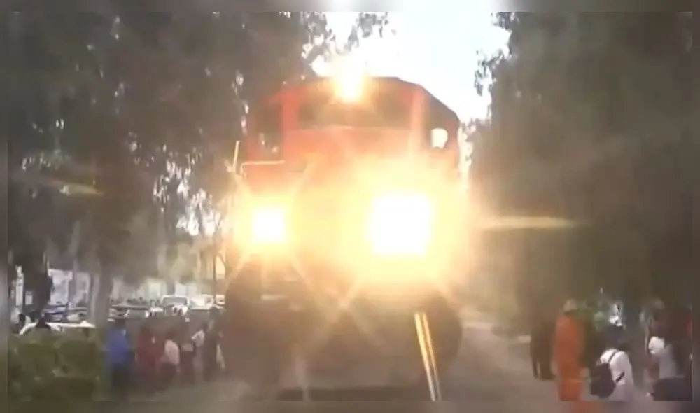 La mujer intentó ganarle el paso al tren pero tropezó. Foto: captura Tv Perú