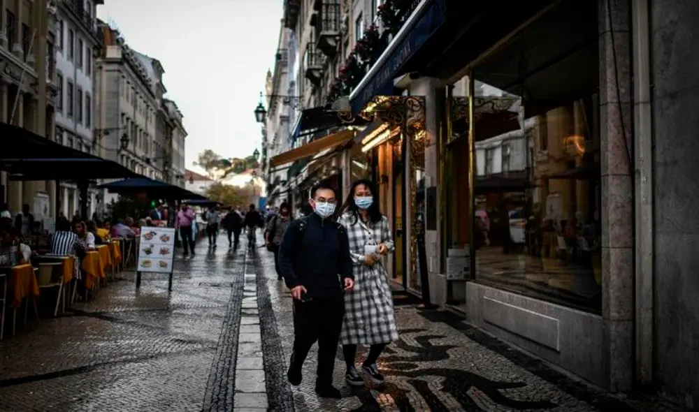 El primer día sin mascarilla obligatoria al aire libre coincidió con una jornada de mínimos en cuanto a las cifras de COVID-19 en Portugal. Foto: AFP El primer día sin mascarilla obligatoria al aire libre coincidió con una jornada de mínimos en cuanto a las cifras de COVID-19 en Portugal. Foto: AFP